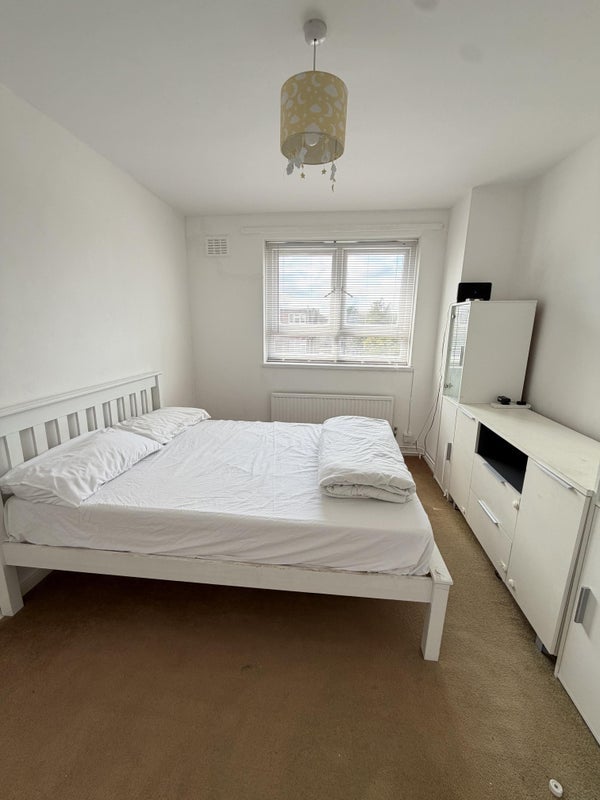Room Flanders Road in Greater London