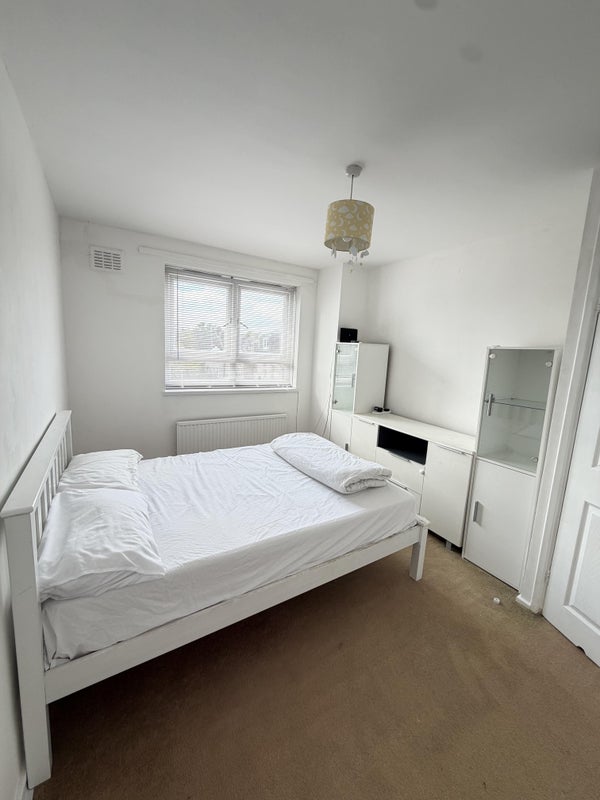 Room Flanders Road in Greater London