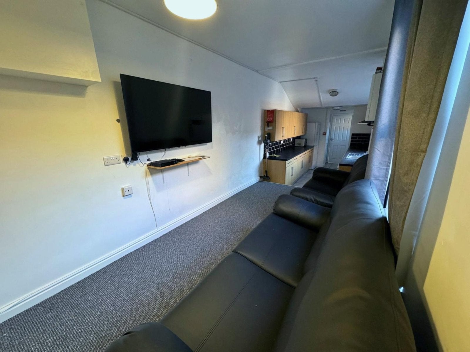 Room West Parade in Lincoln