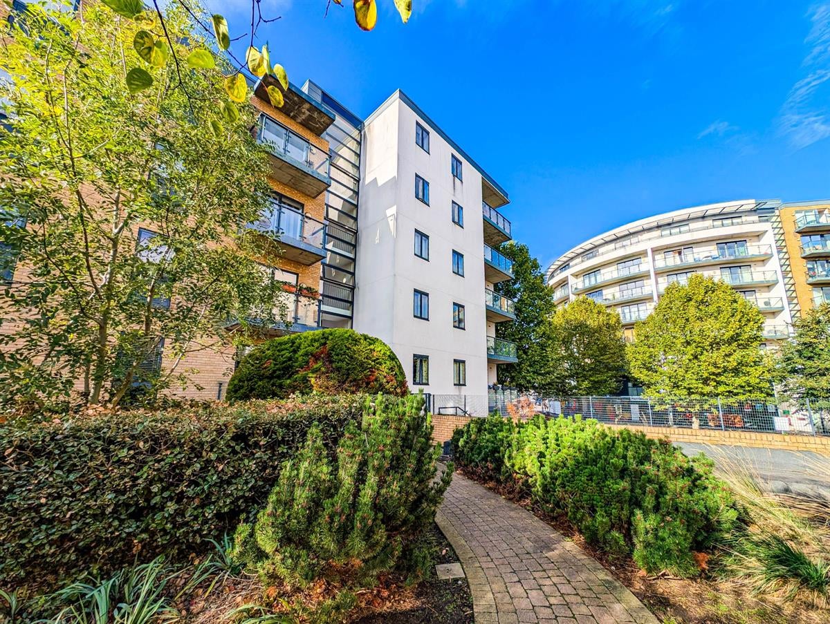 Flat Durnsford Road in Greater London