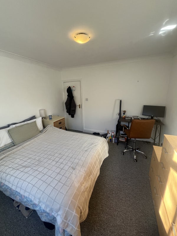 Room Saltram Crescent in City of Westminster