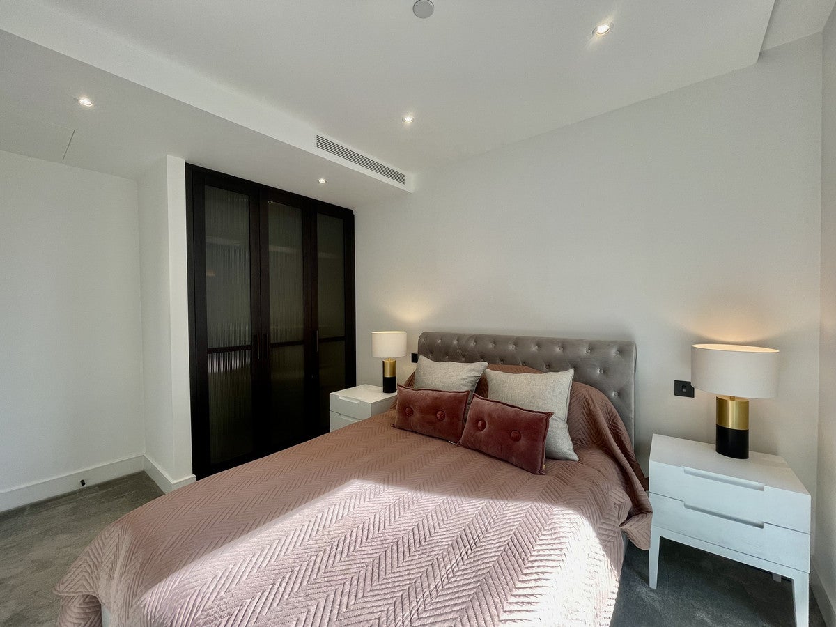 Flat Prince of Wales Drive in Greater London