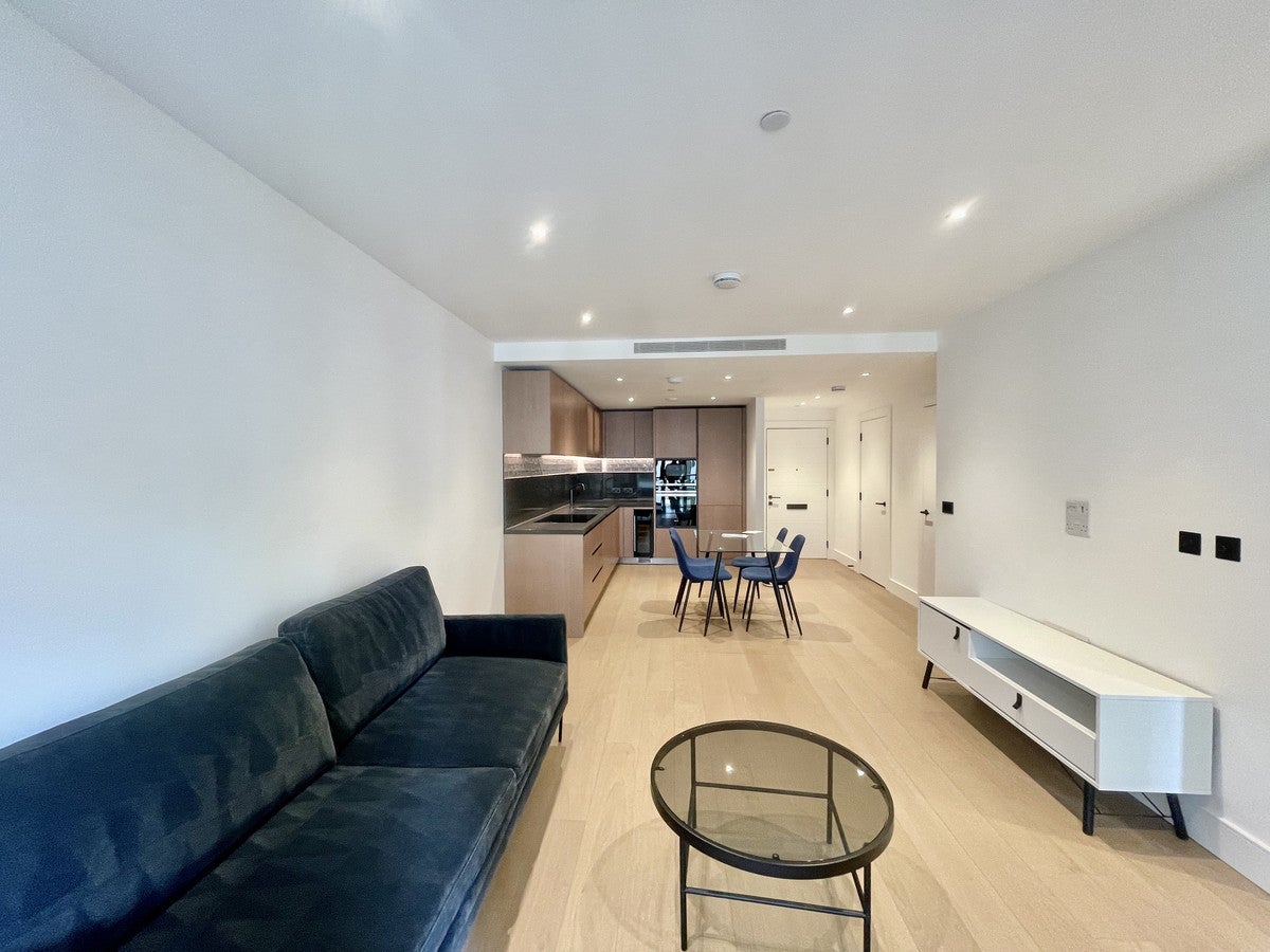 Flat Prince of Wales Drive in Greater London