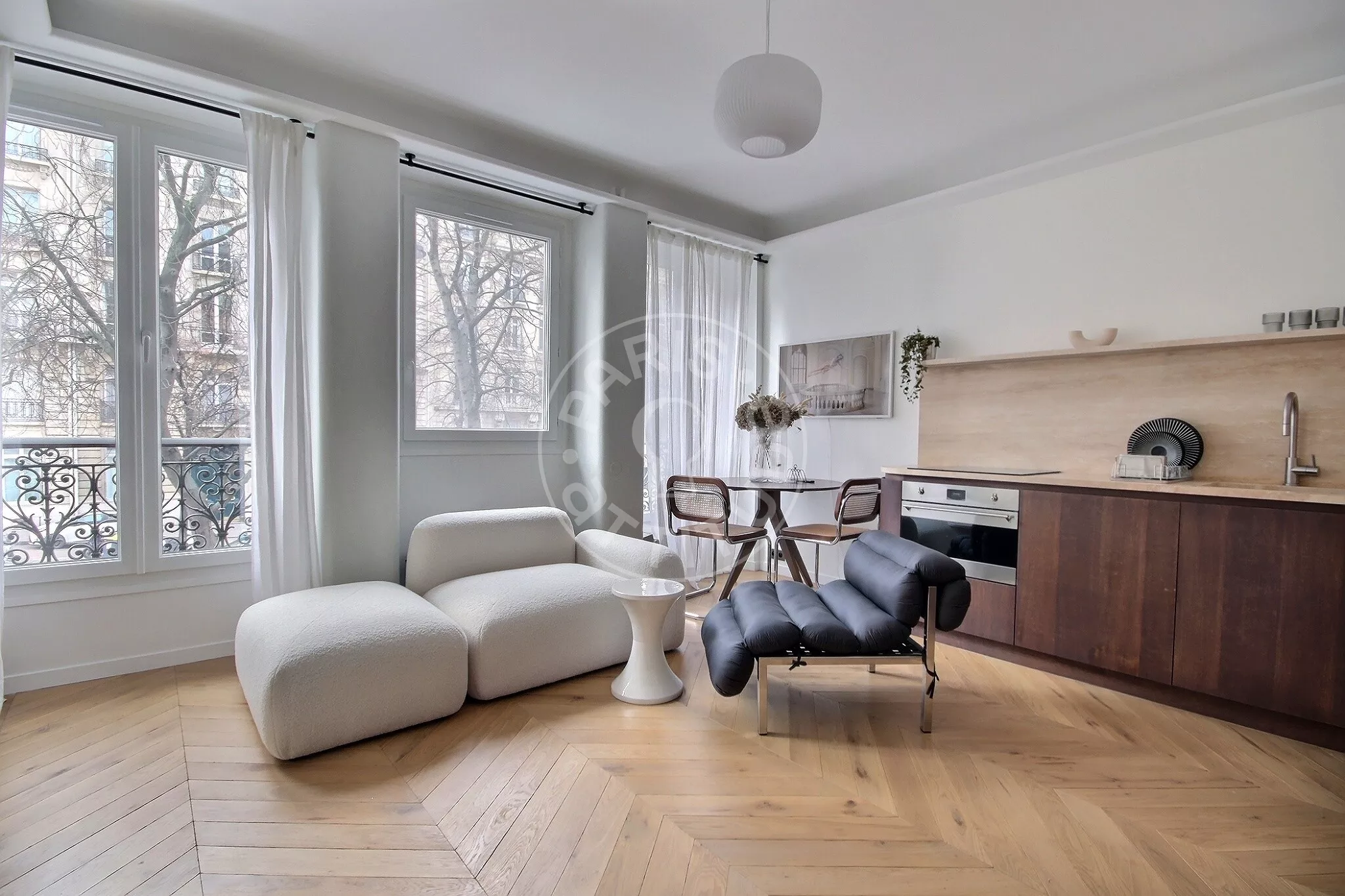 Flat Avenue Mac-Mahon in Paris