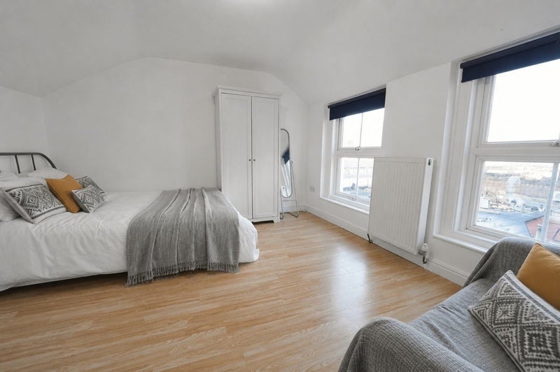 Room Court Street in Greater London