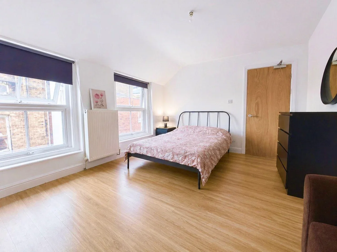Room Court Street in Greater London