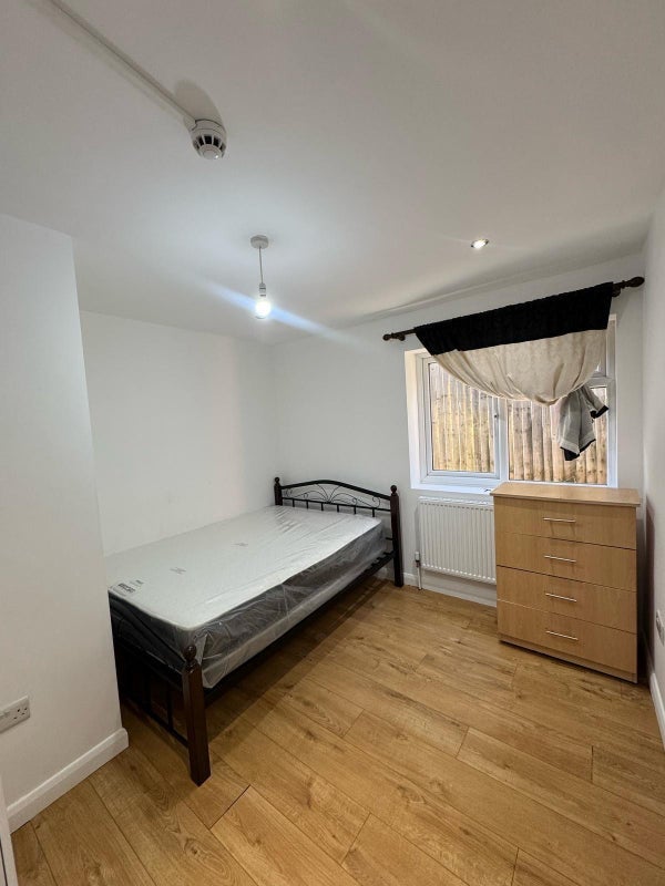 Room Bow Common Lane in Greater London