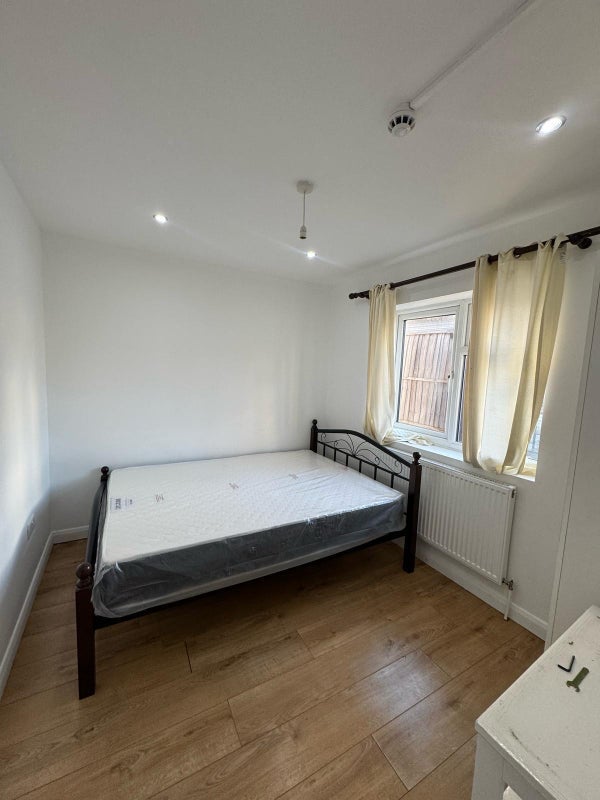 Room Bow Common Lane in Greater London
