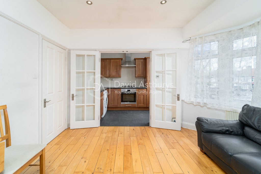 Flat Princes Avenue in Greater London