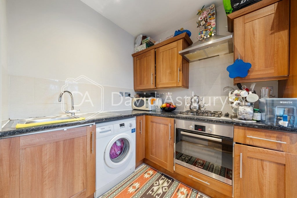 Flat Princes Avenue in Greater London