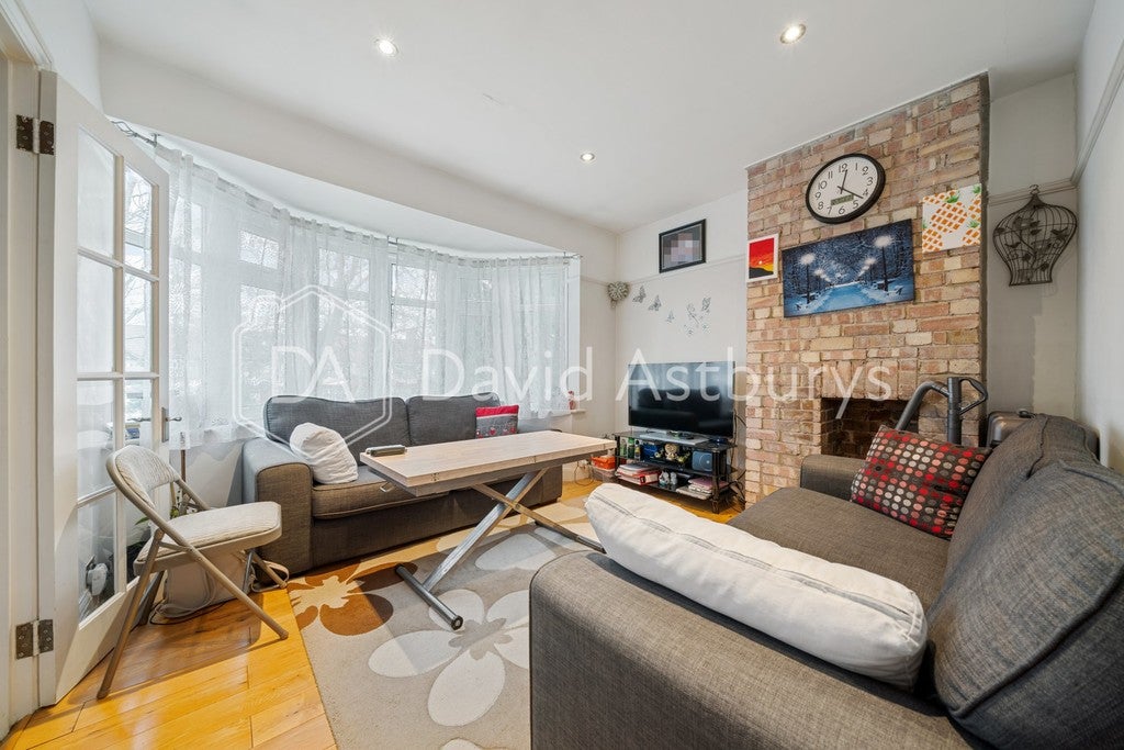 Flat Princes Avenue in Greater London