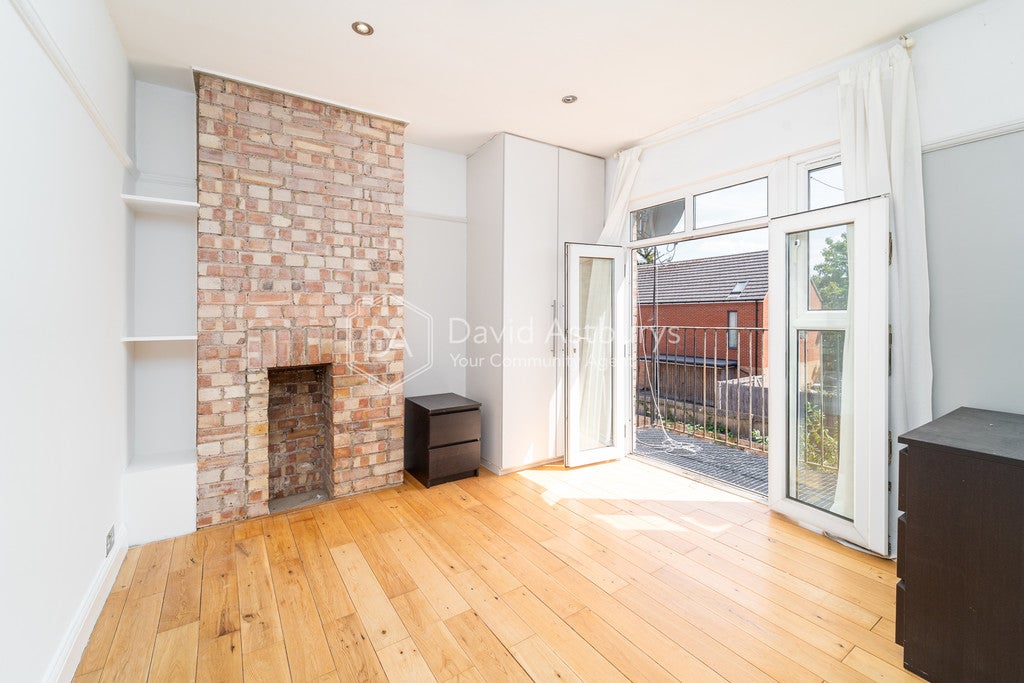 Flat Princes Avenue in Greater London