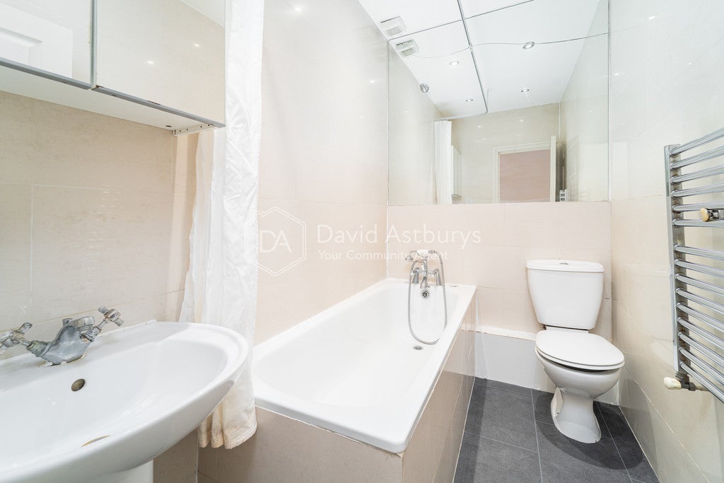 Flat Princes Avenue in Greater London