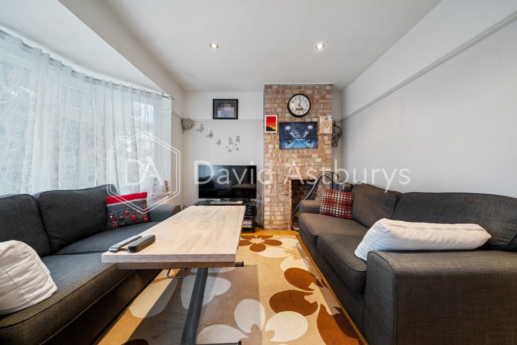 Flat Princes Avenue in Greater London