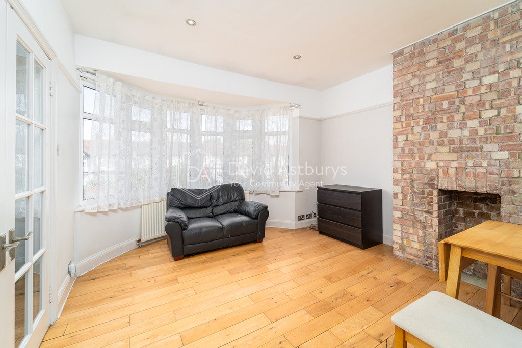Flat Princes Avenue in Greater London