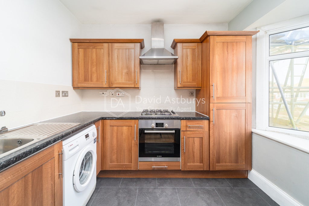 Flat Princes Avenue in Greater London