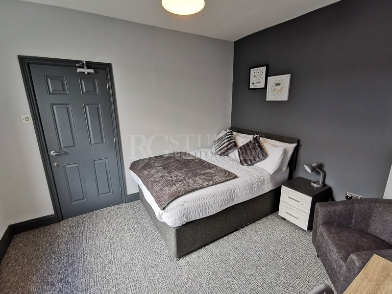 Room Eastmead Avenue in Ashford