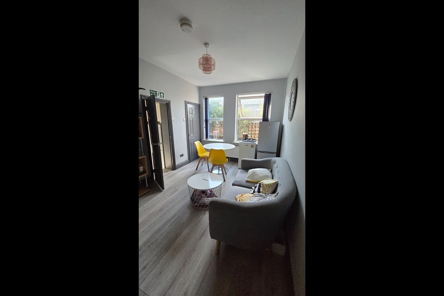 Room Eastmead Avenue in Ashford