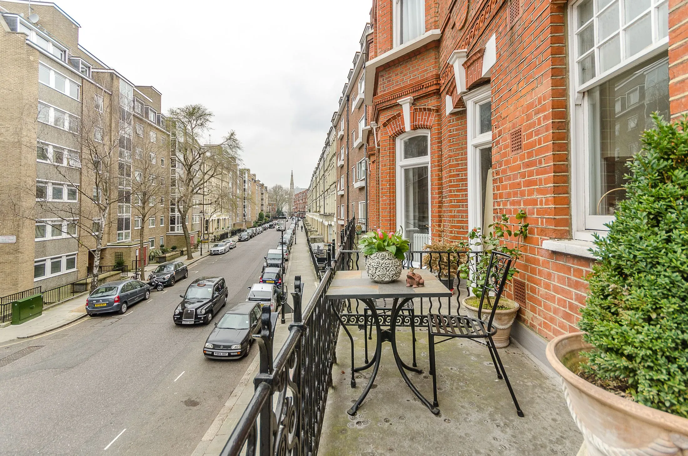 Flat Elm Park Gardens in Greater London