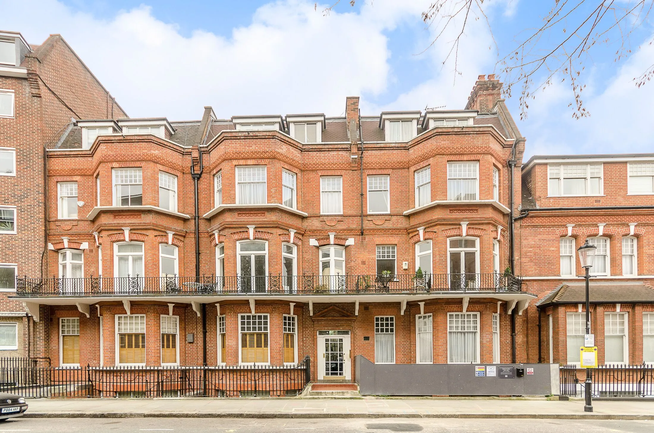 Flat Elm Park Gardens in Greater London