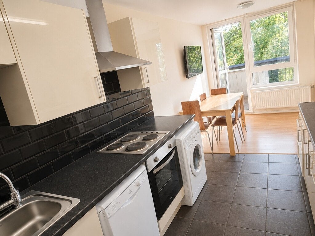 Room Rainhill Way in Greater London