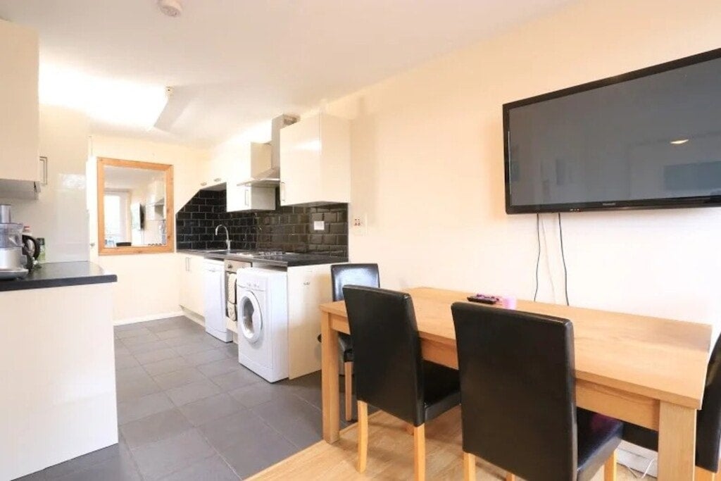 Room Rainhill Way in Greater London