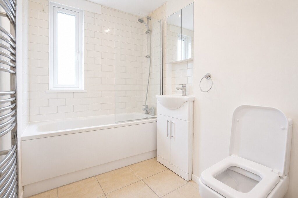 Room Rainhill Way in Greater London