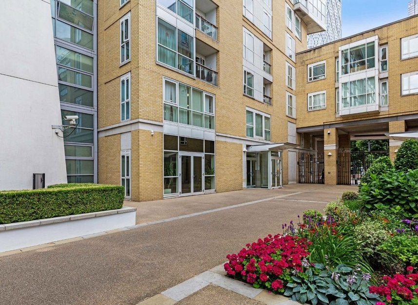 Flat Westferry Circus in Greater London