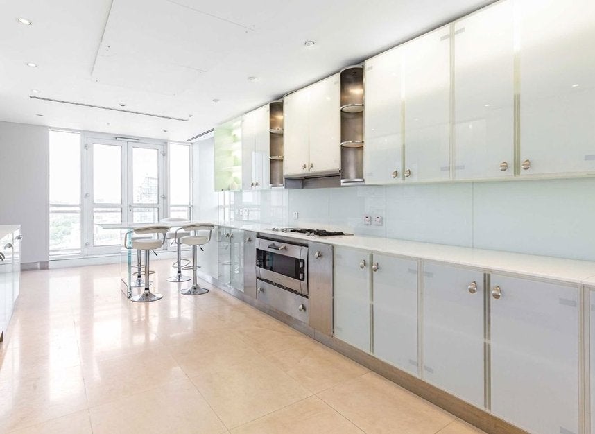 Flat Westferry Circus in Greater London