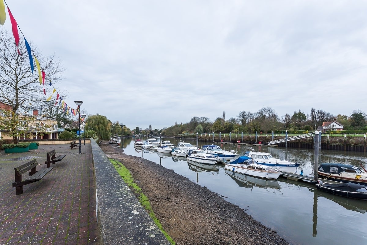Flat Twickenham Road in Greater London