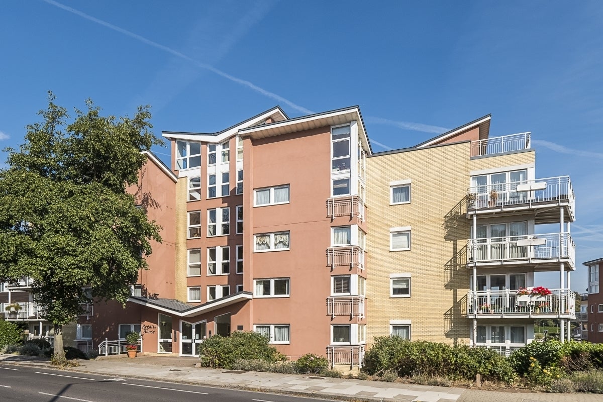 Flat Twickenham Road in Greater London