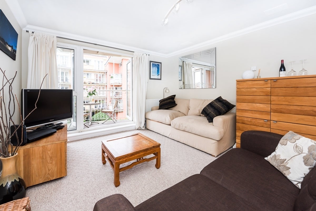 Flat Twickenham Road in Greater London