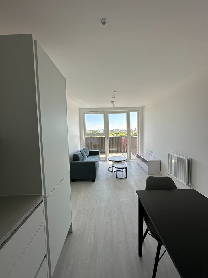 Flat Shearwater Drive in Greater London
