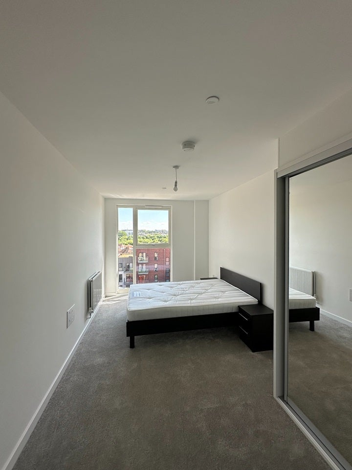 Flat Shearwater Drive in Greater London