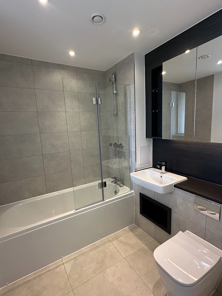 Flat Shearwater Drive in Greater London