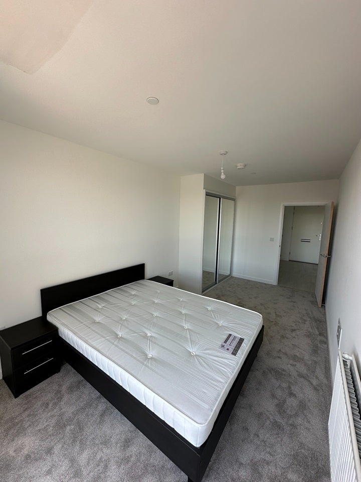 Flat Shearwater Drive in Greater London