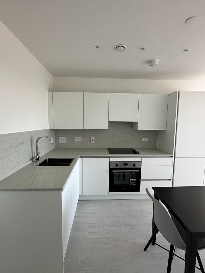 Flat Shearwater Drive in Greater London