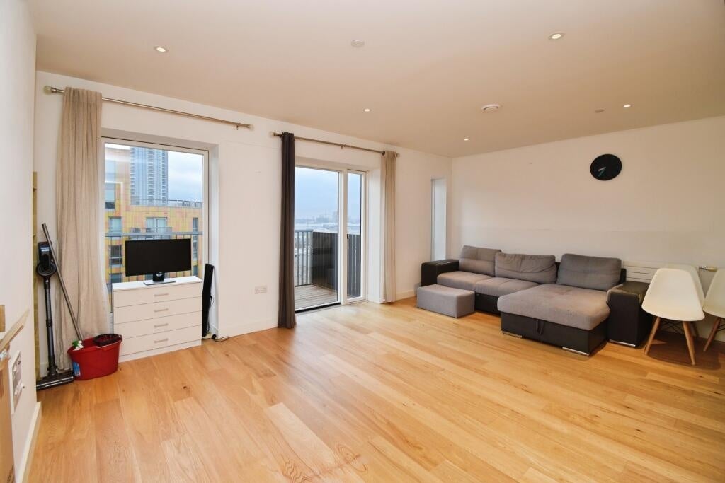 Flat Bywell Place in Greater London