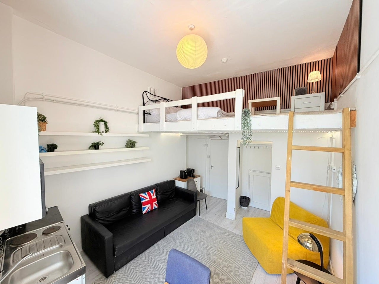 Flat Holloway Road in Greater London