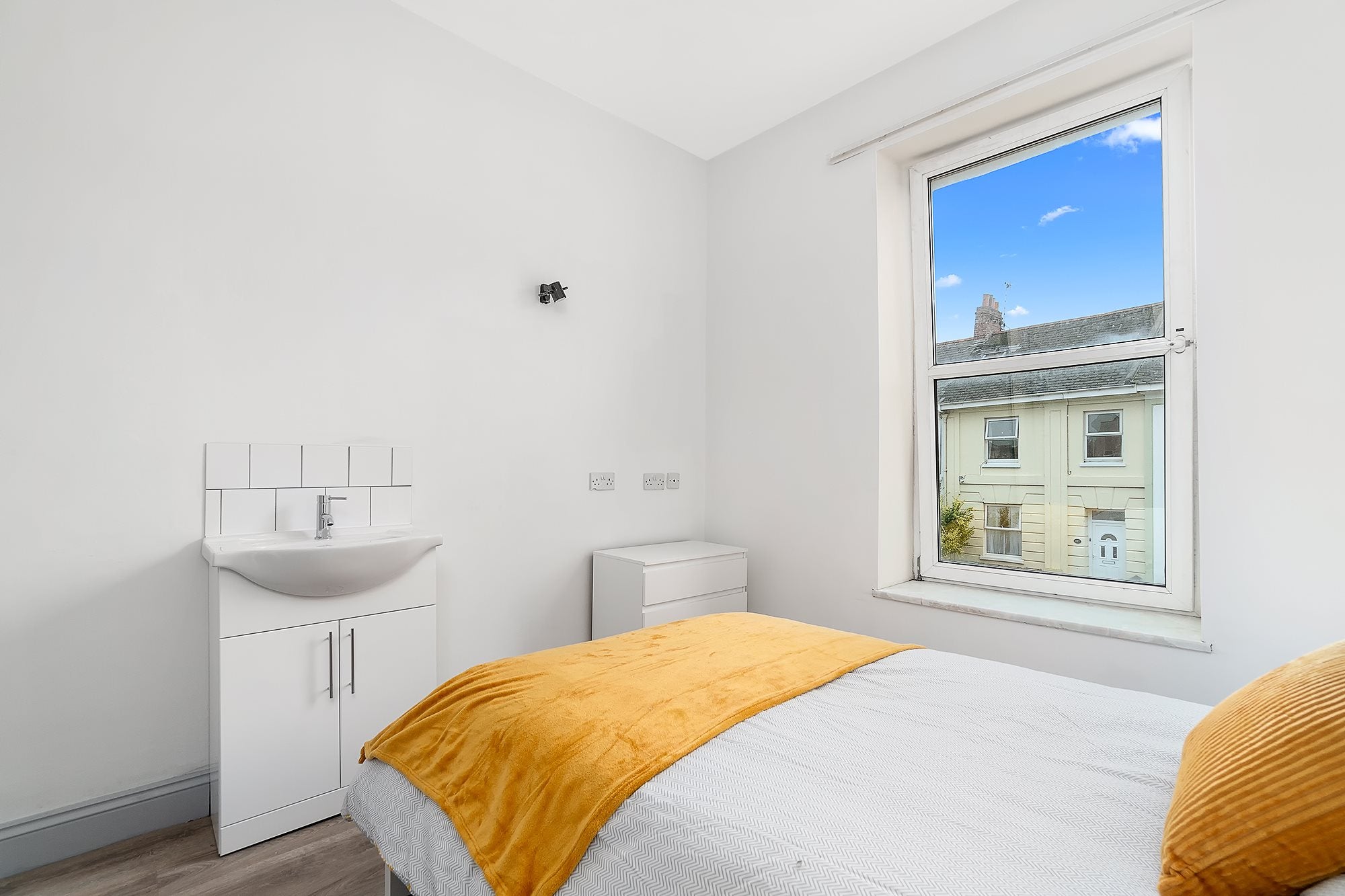 Room North Road West in Plymouth