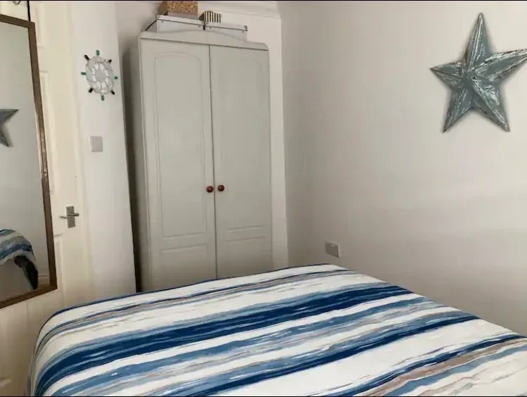 Room St Lukes Road South in Torquay