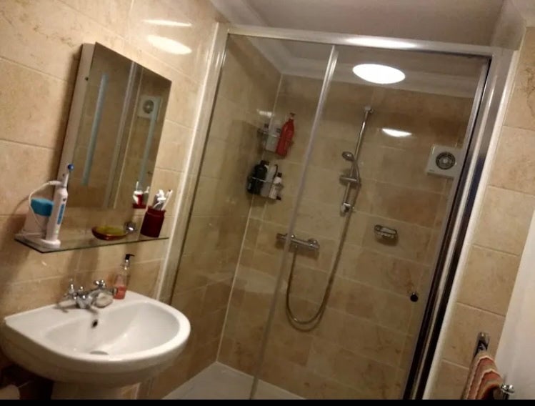 Room St Lukes Road South in Torquay