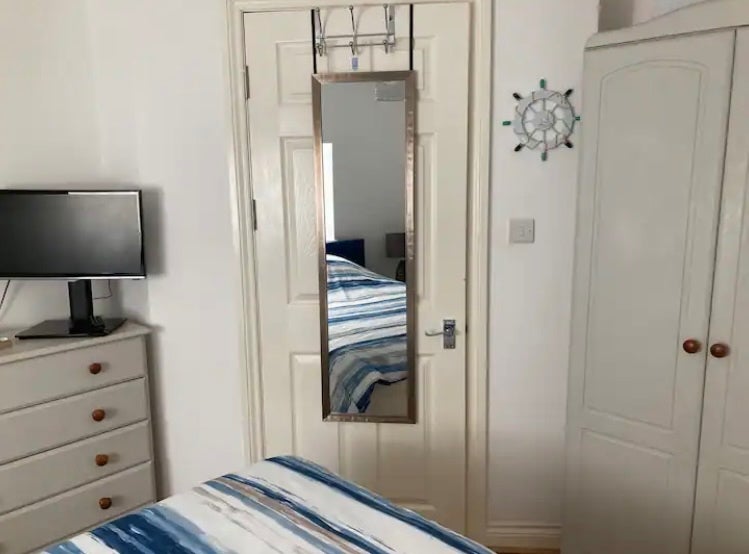 Room St Lukes Road South in Torquay