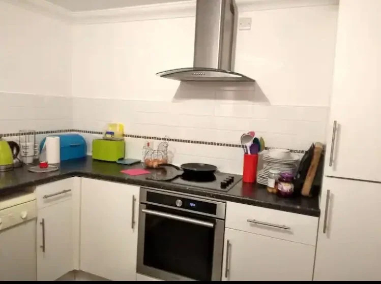 Room St Lukes Road South in Torquay