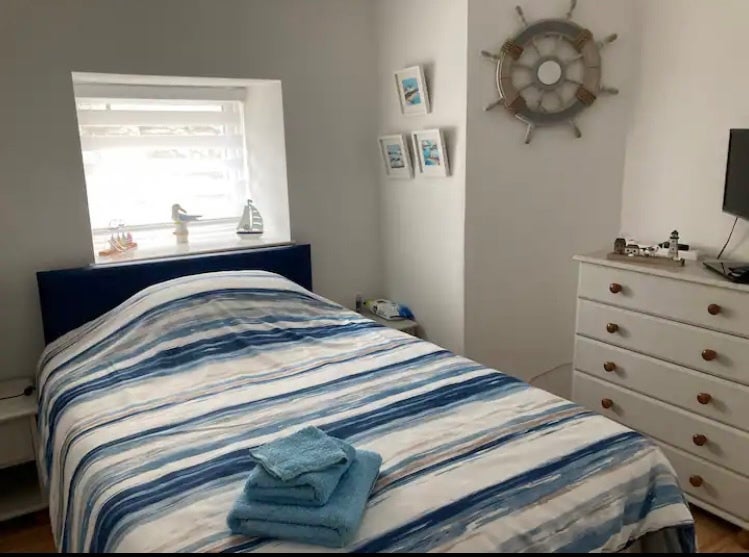 Room St Lukes Road South in Torquay