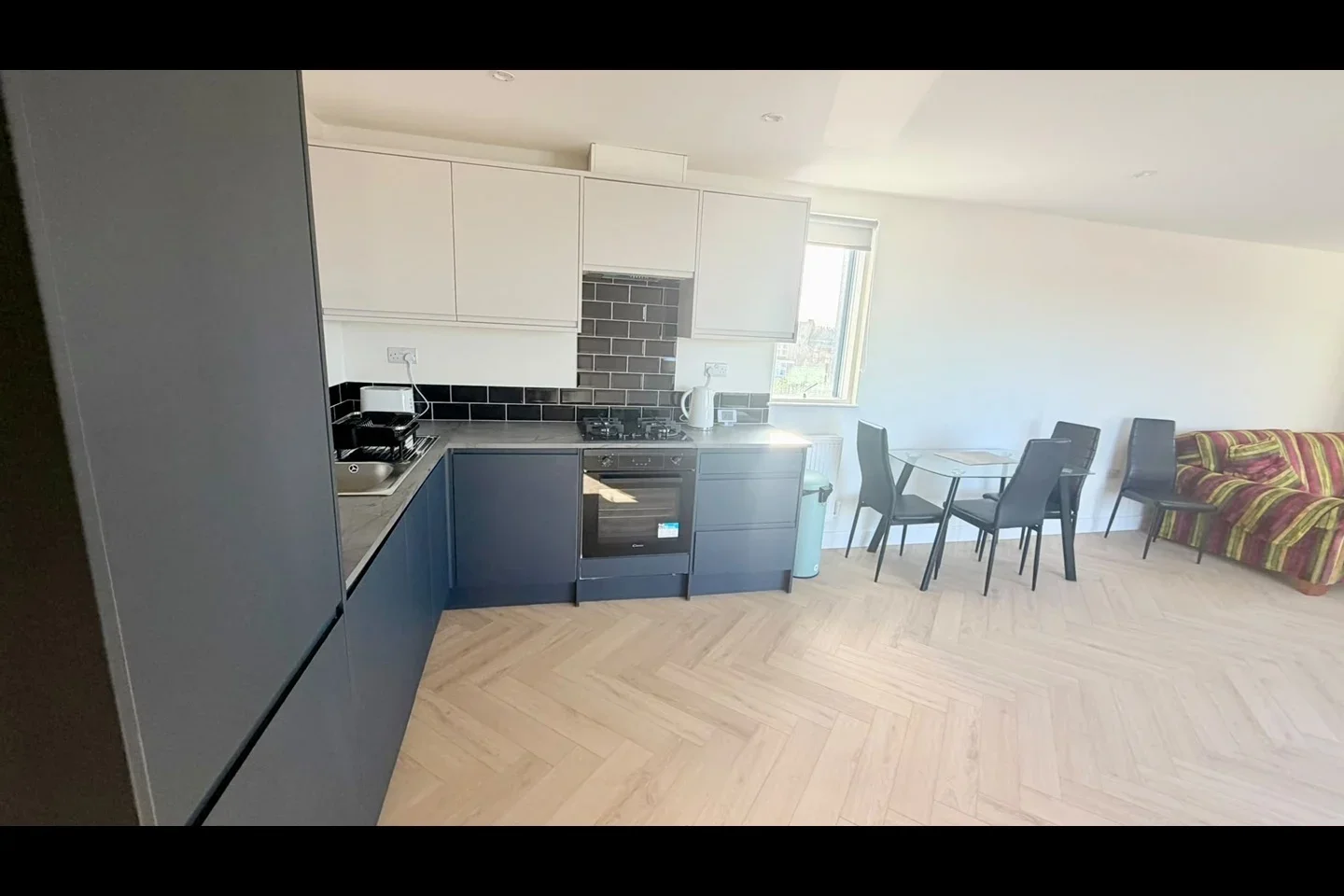Flat Norbury Avenue in Greater London