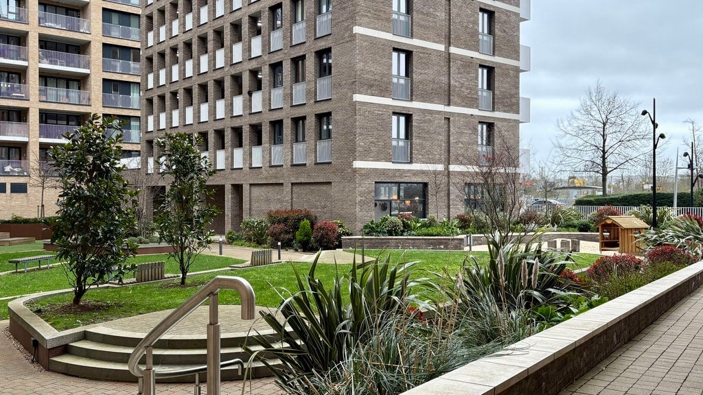 Flat Lakeside Drive in Greater London