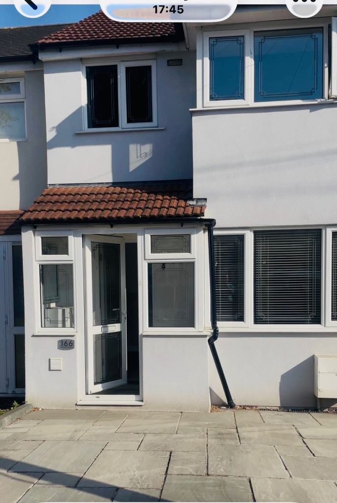 House Elm Park Avenue in Greater London