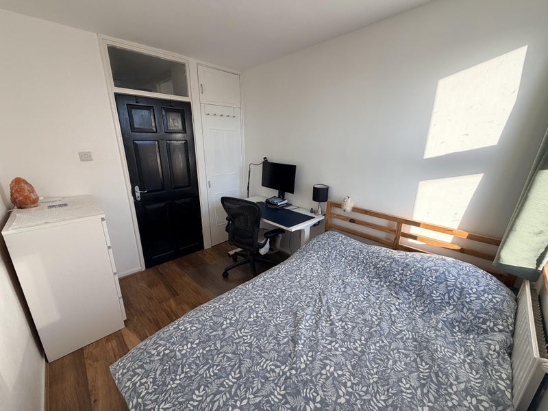 Room Ethnard Road in Greater London