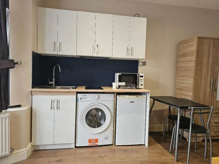 Flat Dawlish Drive in Greater London